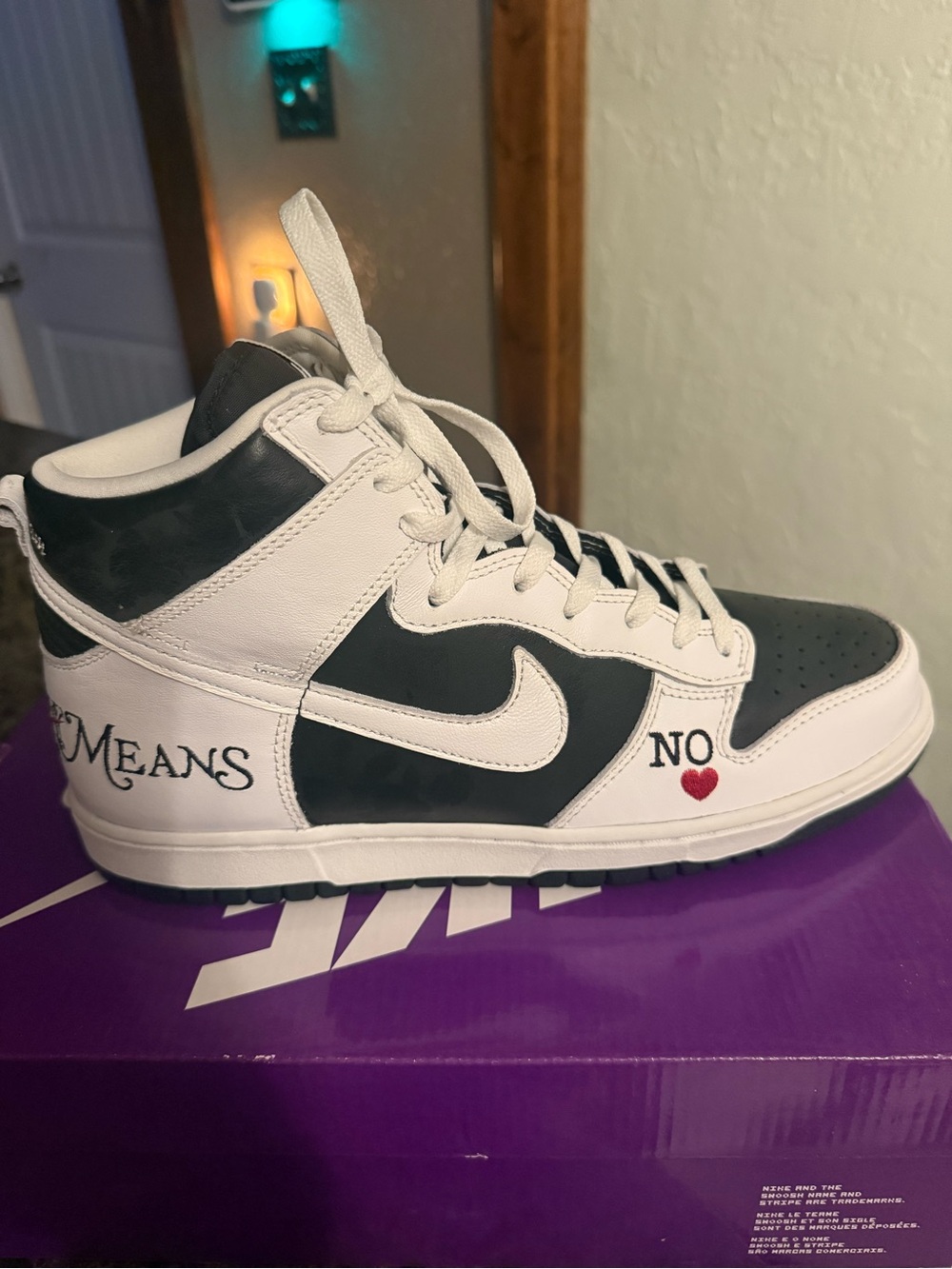 Label on Shoe Box - Picture 2 of 6